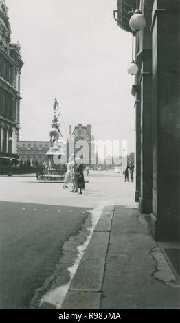 Antike c 1930 Foto, Touristen in der Nähe der Statue von Jeanne d'Arc in der Rue des Pyramides im 1. arrondissement von Paris, Frankreich. Quelle: original Foto Stockfoto