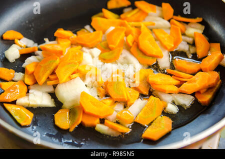 Karotte und Zwiebel Braten in der Pfanne Stockfoto
