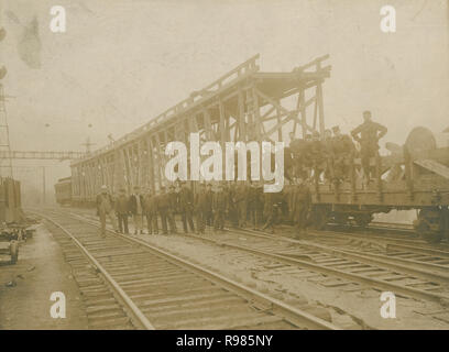 Antike c 1911 Foto, Arbeit Mannschaft für die Elektrifizierung des Hoosac Tunnel. Die Hoosac Tunnel ist ein 4,75 Meilen (7,64 km) aktive Eisenbahntunnel in Western Massachusetts, die durch die Hoosac Bereich liegen, eine Verlängerung der Green Mountains in Vermont. Er läuft in einer geraden Linie von der Ost Portal, entlang der Deerfield Fluss in der Stadt Florida, im Westen Portal in die Stadt North Adams. Quelle: original Foto. Stockfoto