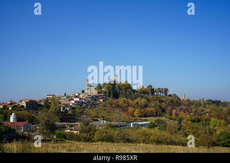 Blick auf das Dorf Murazzano in Hohen Langa, Piemont - Italien Stockfoto