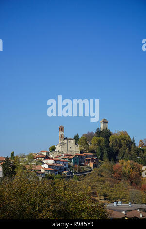 Blick auf das Dorf Murazzano in Hohen Langa, Piemont - Italien Stockfoto