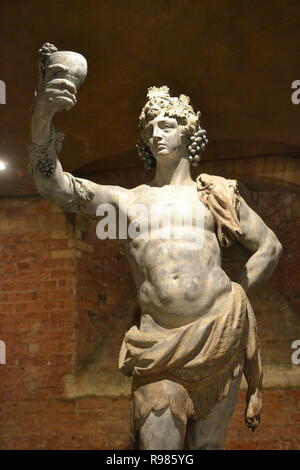 Dionysos Statue im Waddesdon Manor Weinkeller, Buckinghamshire, Großbritannien Stockfoto