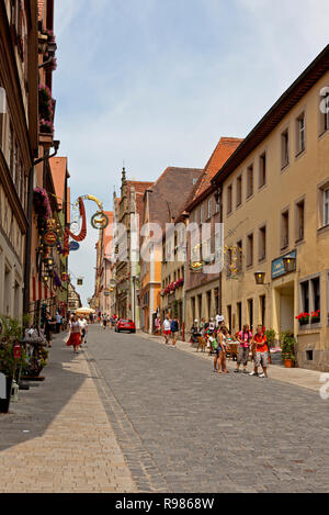 Die alte Straße Obere Schmiedgasse in mittelalterlichen Stadt Rothenburg Ob der Tauber, Franken, Bayern, Deutschland, an einem sonnigen Sommertag Stockfoto