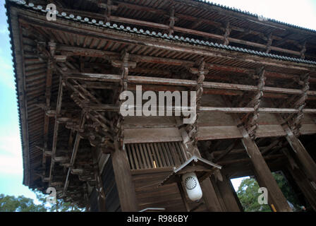 Äußere Tor der Todaiji, dem weltweit größten Holzgebäude und ein UNESCO-Weltkulturerbe in Nara, Japan. Stockfoto