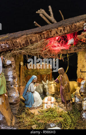 Statuen der Krippe mit Jesuskind Stockfoto