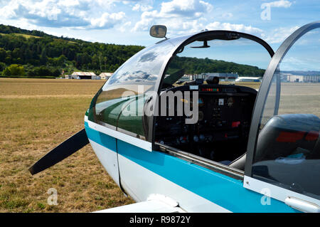 Ein Flugzeug auf einem Flugplatz im Cockpit Stockfoto