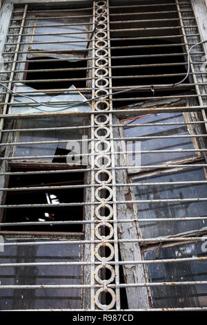 Kaputte alte Fenster. Nahaufnahme. Verwitterte aufgeschlüsselt maroden Fenster mit Glasscherben. Stock Bild. Stockfoto