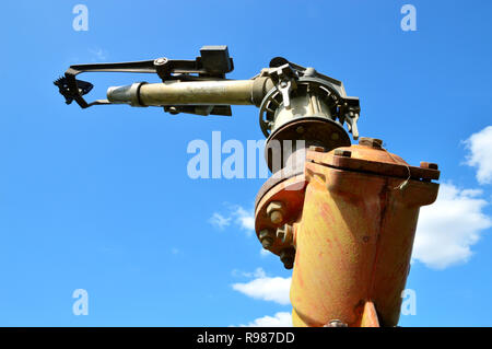 Landwirtschaftliche Bewässerung mit der Bewässerung Sprinkler, in einem Feld von Mais Stockfoto