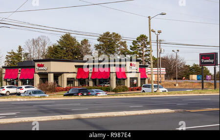 HICKORY, NC, USA -12-19-18: Eine lokale Ruby Tuesday Restaurant, eines der 736 Stores weltweit und bietet in ungezwungener Atmosphäre Speisen, vor allem entlang der Ostküste der Stockfoto