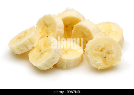 Geschält und in Scheiben geschnittenen Bananen auf weißem Hintergrund. Studio shot Stockfoto