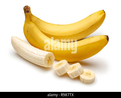 Geschält und in Scheiben geschnittenen Bananen auf weißem Hintergrund. Studio shot Stockfoto