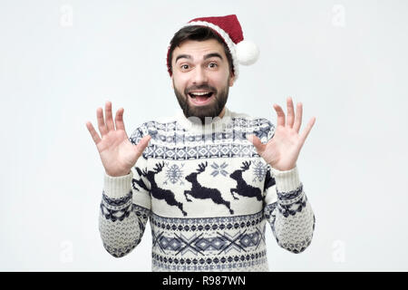 Kerl in Weihnachten Gap breit grinsend aus Freude und gestikulierte mit Palmen Händeklatschen Stockfoto