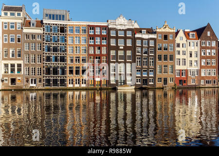 Traditionelle holländische Gebäude am Damrak in Amsterdam, Niederlande Stockfoto