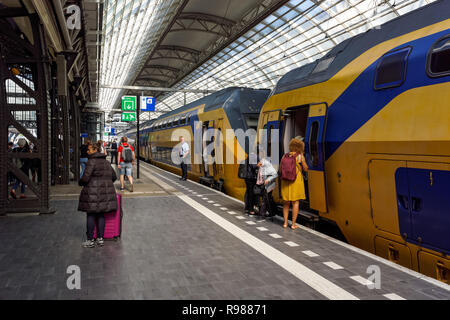 Zug in Amsterdam Centraal, Hauptbahnhof Amsterdam, Amsterdam, Niederlande Stockfoto