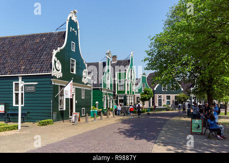 Traditionelle niederländische Holzhäuser in Zaanse Schans museum in Niederlande Stockfoto