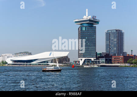 Waterfront von Amsterdam Noord Bezirk mit modernen Gebäude von Eye Film Institut Niederlande, Amsterdam, Niederlande Stockfoto