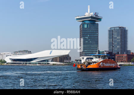 Waterfront von Amsterdam Noord Bezirk mit modernen Gebäude von Eye Film Institut Niederlande, Amsterdam, Niederlande Stockfoto
