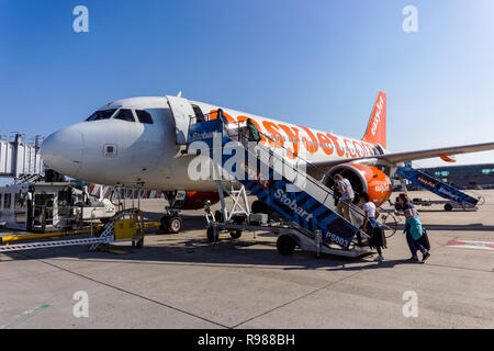 Die Fluggäste EasyJet Flugzeug am Flughafen London Stansted, England Vereinigtes Königreich Großbritannien Stockfoto