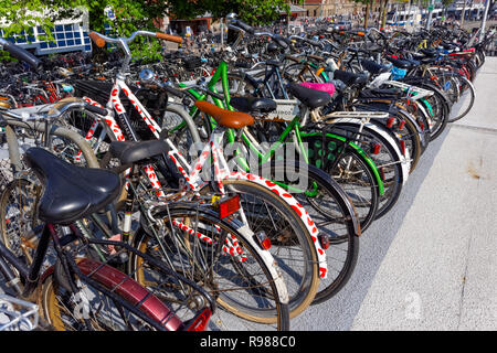 Fahrrad parken in Amsterdam, Niederlande Stockfoto