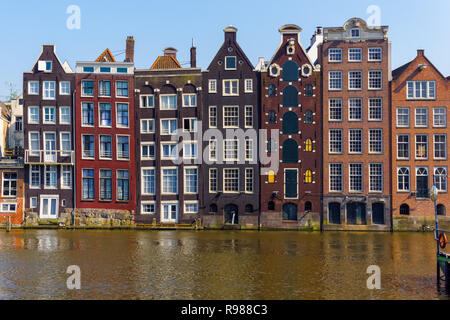 Traditionelle holländische Gebäude am Damrak in Amsterdam, Niederlande Stockfoto