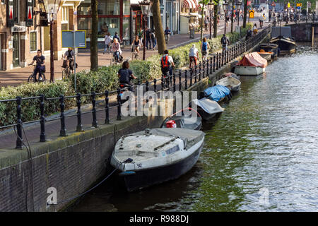 Menschen Radfahren entlang der Spiegelgracht Kanal in Amsterdam, Niederlande Stockfoto