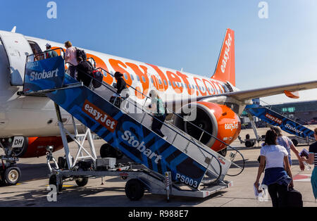 Die Fluggäste EasyJet Flugzeug am Flughafen London Stansted, England Vereinigtes Königreich Großbritannien Stockfoto