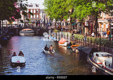 Menschen Radfahren entlang der Spiegelgracht Kanal in Amsterdam, Niederlande Stockfoto