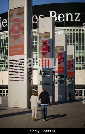 Berlin, Deutschland - November 06, 2018: Fußgänger vorbei Werbung Spalten in der Mercedes-Benz-Arena am 6. November 2018 in Berlin. Stockfoto