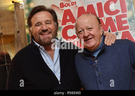 Neapel, Italien. 20. Dez 2018. Neapel, Italien. 20 Dez, 2018. (L) Christian De Sica und Massimo Boldi (R) während der fotoauftrag der italienischen Film "Amici Prima" in Napoli kommen im Hotel Vesuvio Quelle: PACIFIC PRESS/Alamy Live News Credit: Paola Visone/Pacific Press/Alamy leben Nachrichten Stockfoto