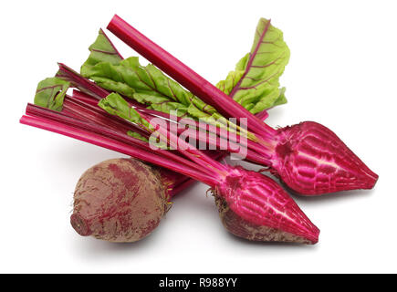 Frische rote Rüben root ein halbieren und in Scheiben schneiden auf weißem Hintergrund Stockfoto
