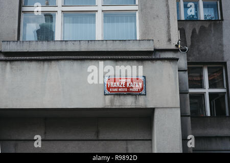 Prag, Tschechische Republik - 29 August, 2018: Rote Straße name Zeichen auf Franze Kafky Namesti (" Franz Kafka Square') in Prag. Prag ist eine beliebte Stadt Brea Stockfoto