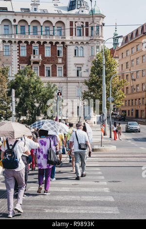 Prag, Tschechische Republik - 23 August, 2018: die Gruppe der Touristen über die Strasse in Prag, Hauptstadt der Tschechischen Republik und einer beliebten Europäischen touristische dest Stockfoto