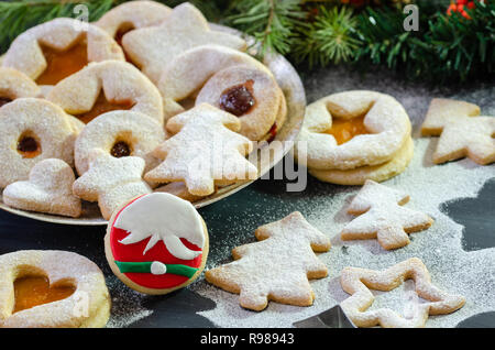 Linzer Kekse mit Himbeermarmelade und Aprikosenmarmelade gefüllt. Festliche Dekoration. Stockfoto
