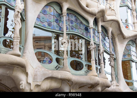 BARCELONA - 18. Dezember 2018: Casa Batllo in Passeig de Gràcia im Eixample-Viertel von Barcelona, Katalonien, Spanien, am 18. Dezember 2018 Stockfoto