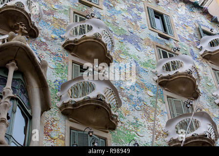 BARCELONA - 18. Dezember 2018: Casa Batllo in Passeig de Gràcia im Eixample-Viertel von Barcelona, Katalonien, Spanien, am 18. Dezember 2018 Stockfoto