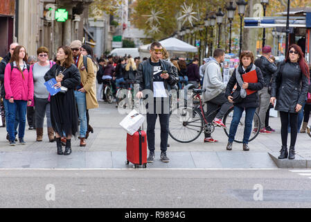 BARCELONA - 18. Dezember 2018: die Passeig de Gràcia im Eixample-Viertel von Barcelona, Katalonien, Spanien, am 18. Dezember 2018 Stockfoto