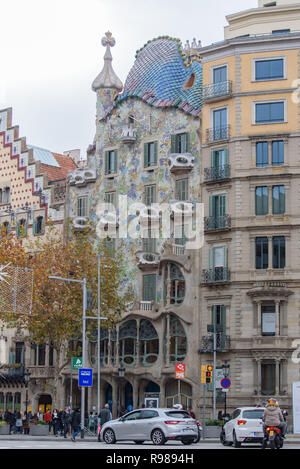 BARCELONA - 18. Dezember 2018: Casa Batllo in Passeig de Gràcia im Eixample-Viertel von Barcelona, Katalonien, Spanien, am 18. Dezember 2018 Stockfoto