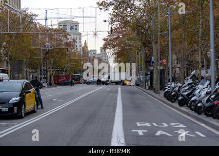 BARCELONA - 18. Dezember 2018: die Passeig de Gràcia im Eixample-Viertel von Barcelona, Katalonien, Spanien, am 18. Dezember 2018 Stockfoto