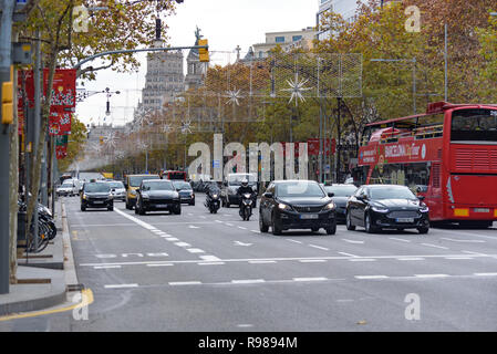 BARCELONA - 18. Dezember 2018: die Passeig de Gràcia im Eixample-Viertel von Barcelona, Katalonien, Spanien, am 18. Dezember 2018 Stockfoto