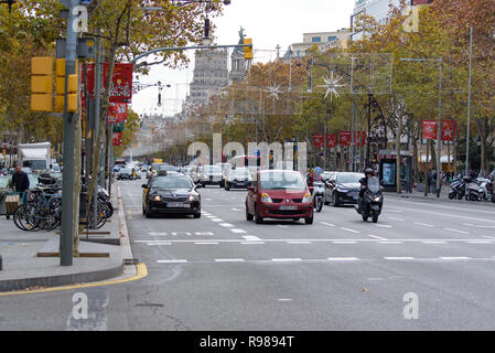 BARCELONA - 18. Dezember 2018: die Passeig de Gràcia im Eixample-Viertel von Barcelona, Katalonien, Spanien, am 18. Dezember 2018 Stockfoto