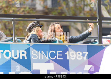 BARCELONA - 18. Dezember 2018: Turistic Bus in die Passeig de Gràcia im Eixample-Viertel von Barcelona, Katalonien, Spanien, am 18. Dezember 2018 Stockfoto