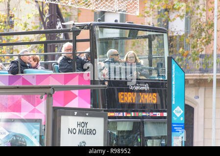 BARCELONA - 18. Dezember 2018: Turistic Bus in die Passeig de Gràcia im Eixample-Viertel von Barcelona, Katalonien, Spanien, am 18. Dezember 2018 Stockfoto