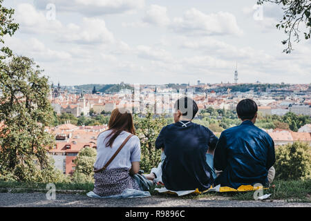 Prag, Tschechische Republik - 26 August, 2018: die Menschen genießen den Blick auf Prag von Petrin Hügel, einem der ehemaligen König Charles' Weinberge und ein beliebtes p Stockfoto