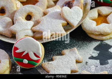 Linzer Kekse mit Himbeermarmelade und Aprikosenmarmelade gefüllt. Festliche Dekoration. Stockfoto