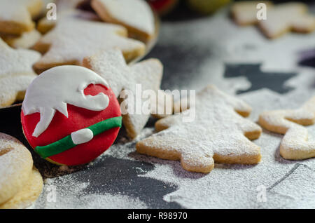 Weihnachten Linzer Cookies auf dem Holztisch. Stockfoto