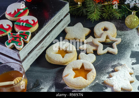 Linzer Kekse mit Himbeermarmelade und Aprikosenmarmelade gefüllt. Festliche Dekoration. Stockfoto