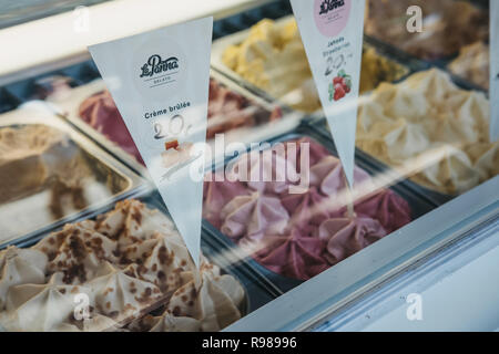 Prag, Tschechische Republik - 26 August, 2018: Bunte frische gelato Speiseeis auf Verkauf im Prager Zoo, der Tschechischen Republik, der fünfte beste Zoo der Welt. Stockfoto