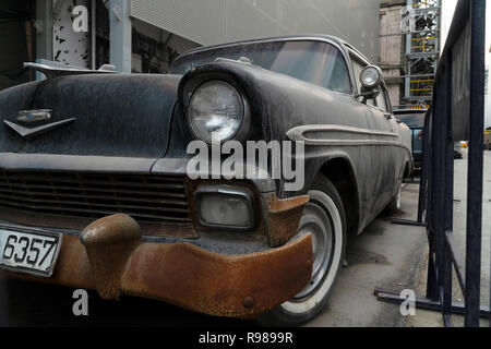 Istanbul, Türkei - 18. August 2017: Vorderansicht eines schmutzigen und rostigen alten Chevrolet Bel Air auf der Straße von Istanbul, Karakoy. Stockfoto