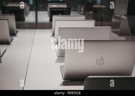 Prag, Tschechische Republik - 28. August 2018: Die Palette von MacBooks auf Apple Museum in Prag, die größte private Sammlung von Apple Produkten Stockfoto