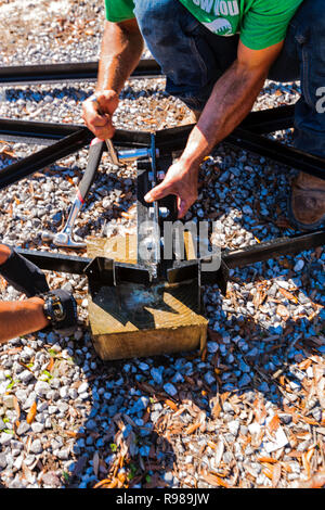 Mann Montage Metall Dachstuhl mit Schrauben Stockfoto
